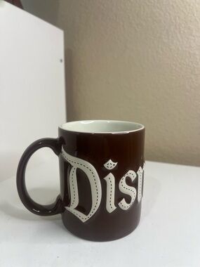 Classic Disneyland “storybook” style coffee mug in a rich brown finish ✨
